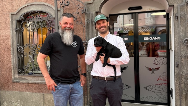 Felix Fritsch (r.) legt „Nano“ nun in die Hände von Hundetrainer Andreas Schmidauer.