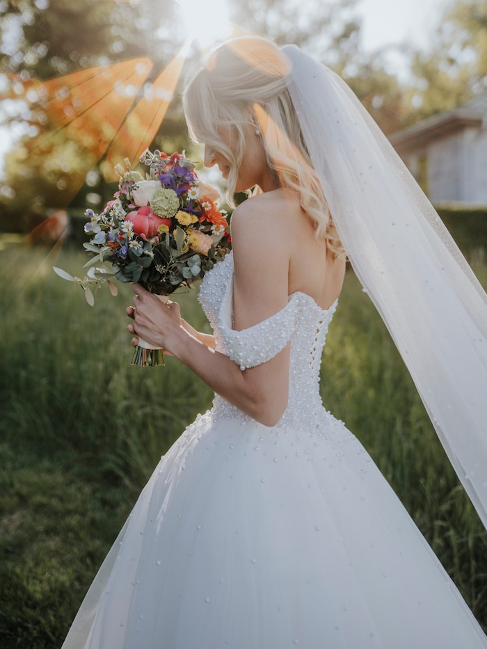Corinna Kamper-Campisi sah in ihrem perlenbesetzten Hochzeitskleid einfach umwerfend aus.