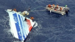 Rettungsmannschaften bei der Bergung eines Wrackteils von Air-France-Flug 447 im Jahr 2009