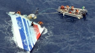 Rettungsmannschaften bei der Bergung eines Wrackteils von Air-France-Flug 447 im Jahr 2009