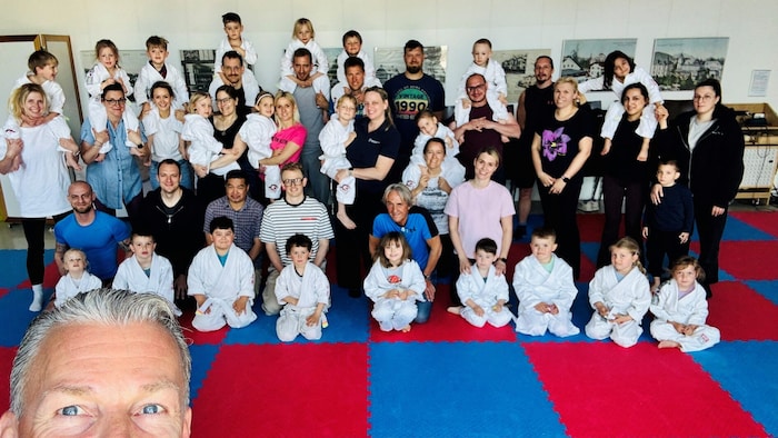 Die Jiu Jitsu-Youngsters mit ihren Eltern.