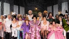 Verrücktes Fest der Aristos in der „Goldenen Lilie“ in Rossinis „Viaggio a Reims“.