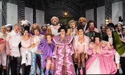 Verrücktes Fest der Aristos in der „Goldenen Lilie“ in Rossinis „Viaggio a Reims“.