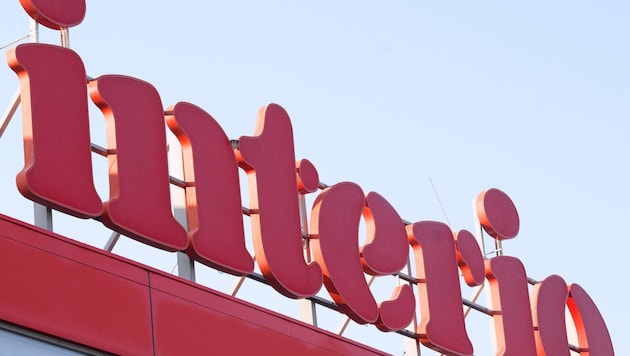 Die Filialen in Wien-Mariahilf und in Linz sollen mit Anfang Juli 2026 aufgelassen werden, 10 ...