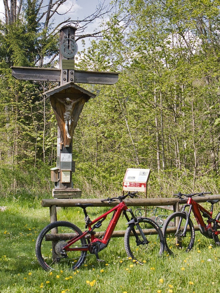 Kraftplätze entlang der Tour laden Biker und Wanderer zur stillen Andacht.