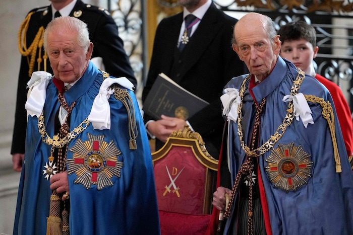 König Charles III und Prinz Edward, Duke of Kent, nehmen am Gottesdienst des Order of St Michael ...