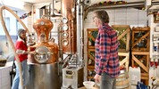 Romana Felbar und Rudolf Schwarzer in ihrer Brennerei