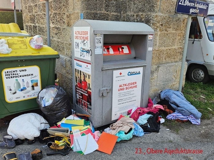 Herausgerissene Kleidungsstücke, die wild verstreut auf den Gehsteigen liegen, hatten zuletzt ...