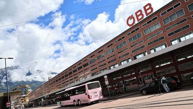 Am Innsbrucker Hauptbahnhof spielten sich die wilden Szenen ab.