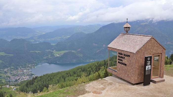 Blick vom Zwölferhorn aus auf St. Gilgen, den Wolfgangsee und den Mondsee (hinten)