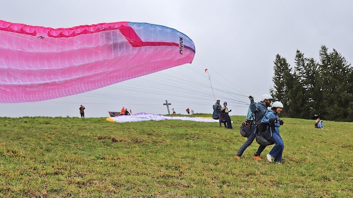 Abflug im Tandem mit Paragleitern: Kristina von Trapp (hinteres Paar) und Annie von Trapp ...