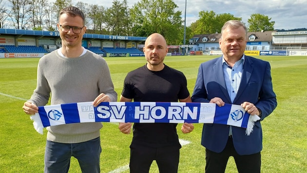 Neo-Boss Michael Hennebichler (li.), Trainer Stefan Hirczy (mi.) und Obmann Rudi Laudon bündeln ...
