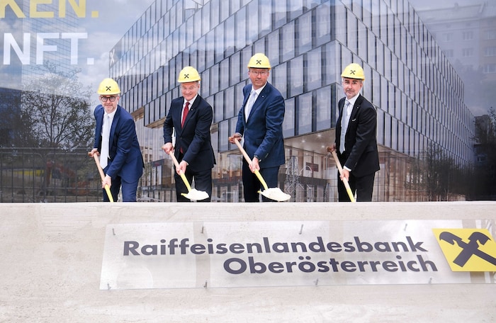 Beim Spatenstich: Der Linzer Bürgermeister Dietmar Prammer, LH Thomas Stelzer, RLB-General ...