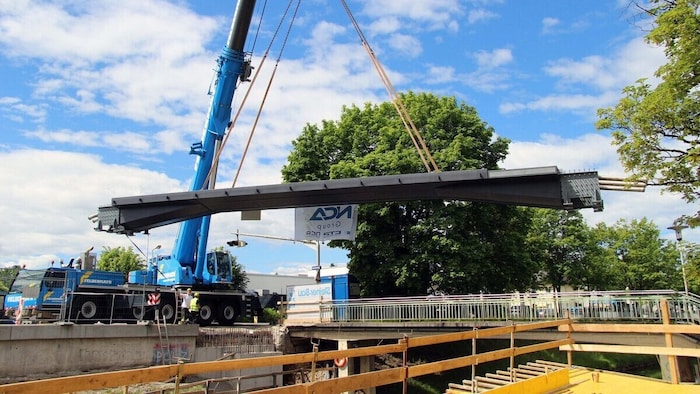 Da schwebt der neue Heinzelsteg über der Lend.
