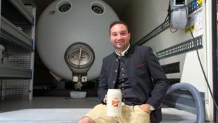Rafael Batra vor dem Tankwagen, der das Bier liefert