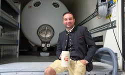 Rafael Batra vor dem Tankwagen, der das Bier liefert