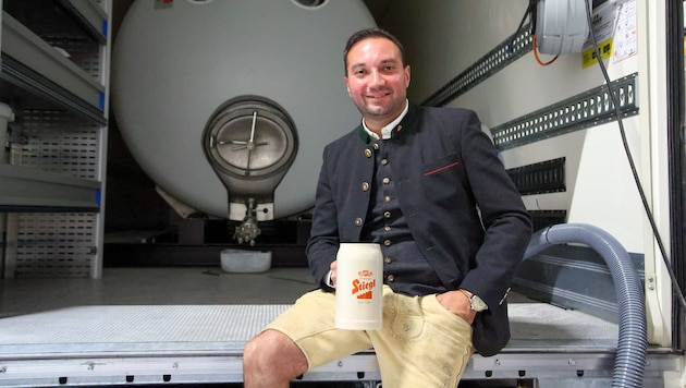 Rafael Batra vor dem Tankwagen, der das Bier liefert