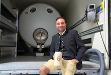 Rafael Batra vor dem Tankwagen, der das Bier liefert
