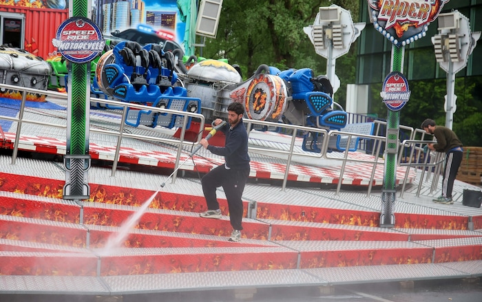 Letzte Feinschliffe werden bei den Fahrgeschäften gemacht
