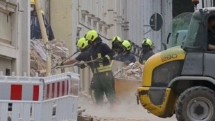 Bei einem Hauseinsturz in Sachsen sind mindestens zwei Menschen gestorben.
