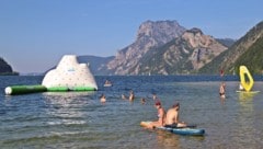 Wer in Ebensee baden möchte, braucht (noch) eine dicke Haut: Der Traunsee hat dort 11 Grad.