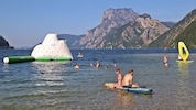 Wer in Ebensee baden möchte, braucht (noch) eine dicke Haut: Der Traunsee hat dort 11 Grad.