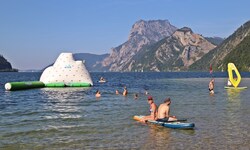 Wer in Ebensee baden möchte, braucht (noch) eine dicke Haut: Der Traunsee hat dort 11 Grad.