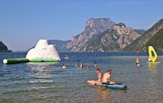 Wer in Ebensee baden möchte, braucht (noch) eine dicke Haut: Der Traunsee hat dort 11 Grad.