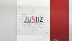 Der Mann soll sodann zum 13,4 Zentimeter langen Messer gegriffen und dem Opfer „einen heftigen ...