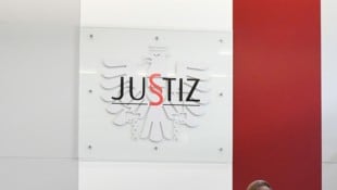 Der Mann soll sodann zum 13,4 Zentimeter langen Messer gegriffen und dem Opfer „einen heftigen ...