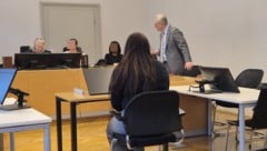 Richterin Barbara Schwarz (li.) führte den Vorsitz des Schöffensenats. Die Angeklagte (Mitte) ...