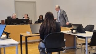 Richterin Barbara Schwarz (li.) führte den Vorsitz des Schöffensenats. Die Angeklagte (Mitte) ...