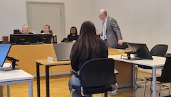 Richterin Barbara Schwarz (li.) führte den Vorsitz des Schöffensenats. Die Angeklagte (Mitte) ...