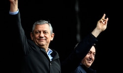 Özgür Özel und die Parteiführung werden laut Gerichtsanordnung ihrer Ämter enthoben.