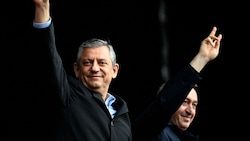 Özgür Özel und die Parteiführung werden laut Gerichtsanordnung ihrer Ämter enthoben.