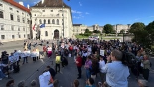 Vertreter aus Medien, Journalismus und Zivilgesellschaft forderten bei der Kundgebung eine ...