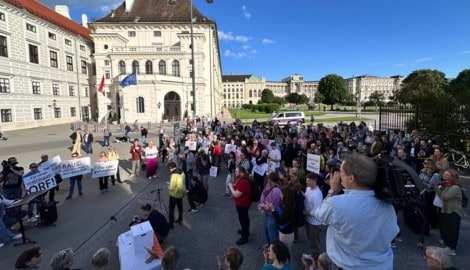 Vertreter aus Medien, Journalismus und Zivilgesellschaft forderten bei der Kundgebung eine ...