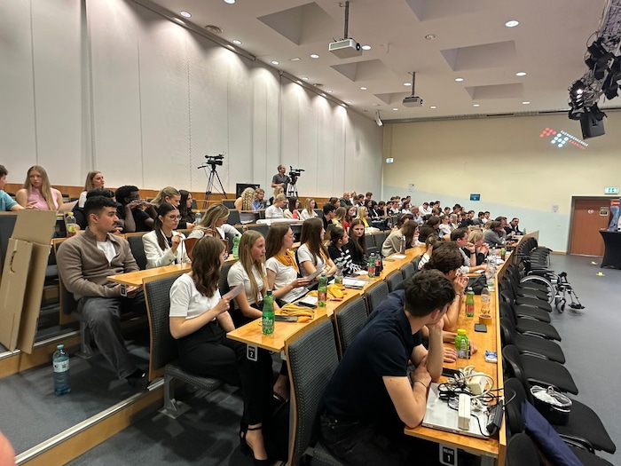 Nicht nur der Hörsaal war bei den Präsentationen gut gefüllt; auch die Köpfe der Schüler waren ...
