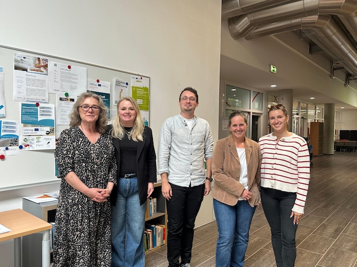 Organisatorin Kleewein (l.) mit den Juroren bei der Auswahl der Gewinner.