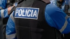 Die beiden Buben wurden von einem vorbeifahrenden Autofahrer entdeckt, der die Polizei ...