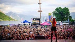Pure Festivalstimmung: Vor der Bühne tobte die Menge, darauf sorgte Naschenweng für einen ...