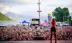Pure Festivalstimmung: Vor der Bühne tobte die Menge, darauf sorgte Naschenweng für einen ...