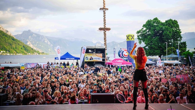 Pure Festivalstimmung: Vor der Bühne tobte die Menge, darauf sorgte Naschenweng für einen ...