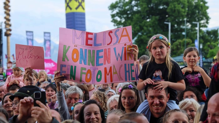 Kreative Transparente und strahlende Gesichter – die Alpenbarbie-Fans verwandelten den ...