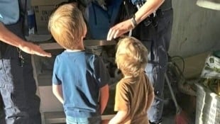Die beiden Buben wurden von einem vorbeifahrenden Autofahrernentdeckt, der die Behörden ...