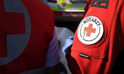 Der 19-jährige Lenker wurde ins Krankenhaus gebracht.