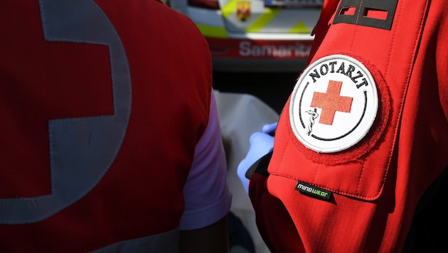 Rettungskräfte und ein Notarzt versorgten den Verletzten.