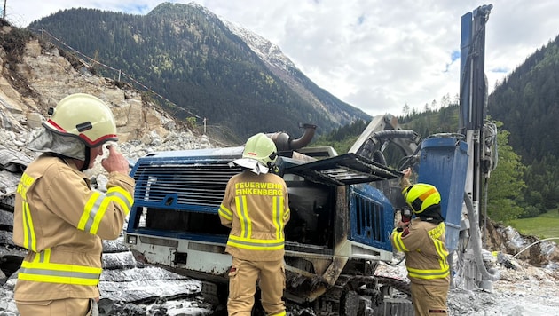 Die Feuerwehr beim weitgehend zerstörten Gerät.