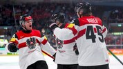 KAC-Verteidiger Thimo Nickl (li.) zeigt bei der Eishockey-WM in der Schweiz auf.