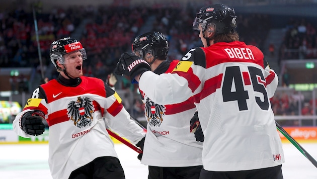 KAC-Verteidiger Thimo Nickl (li.) zeigt bei der Eishockey-WM in der Schweiz auf.